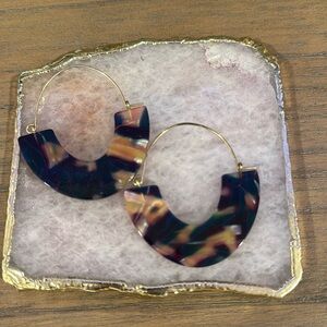 Tortoise shell hoop earrings